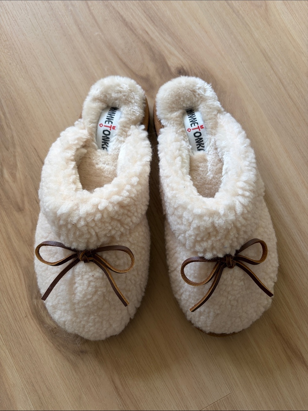 NWOT Minnetonka Cream Sherpa Slip-On Slippers